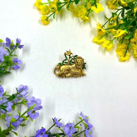 Danecraft Signed Vintage Gold Plated and Enamel Lion and Friends Brooch - Picture 3 of 7